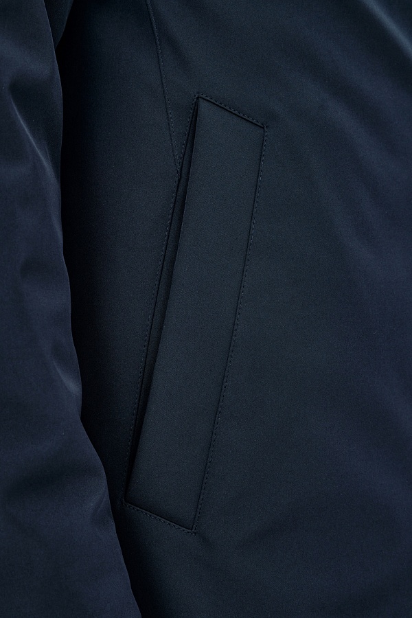 Темно-синяя пуховая куртка с воротником-стойкой