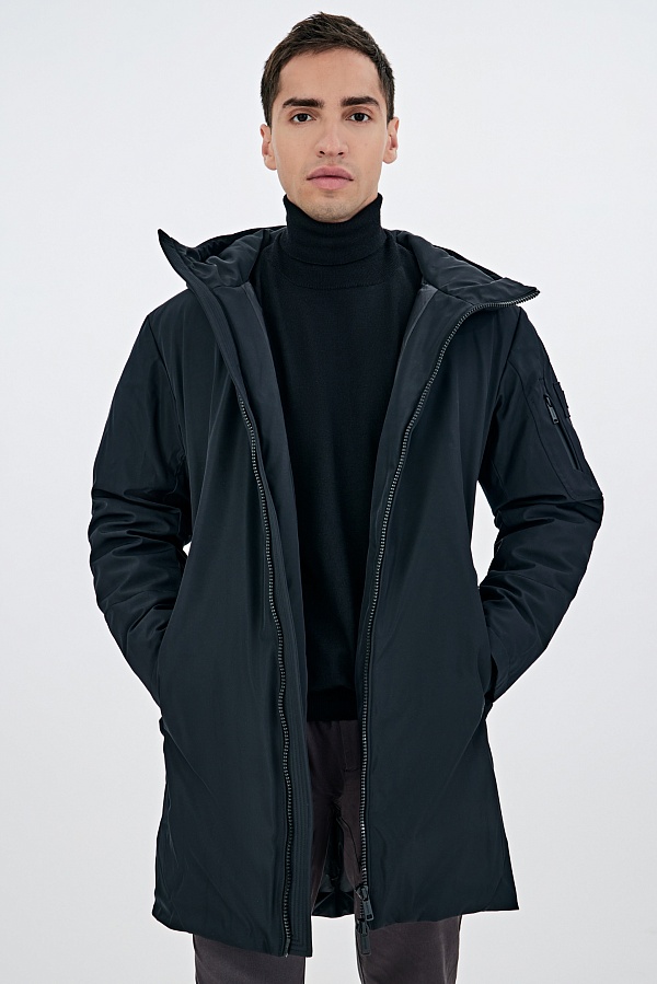 Черная удлиненная куртка с капюшоном