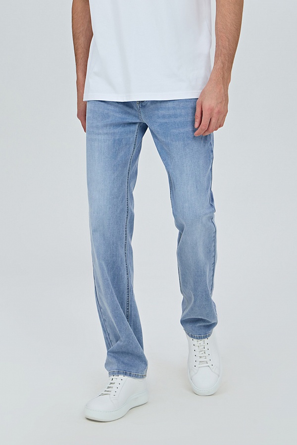 Голубые прямые джинсы