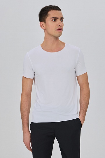 Стильная белая футболка