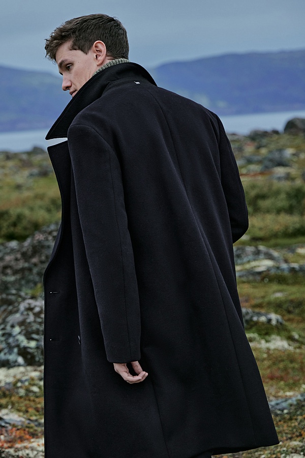 Двубортное черное пальто