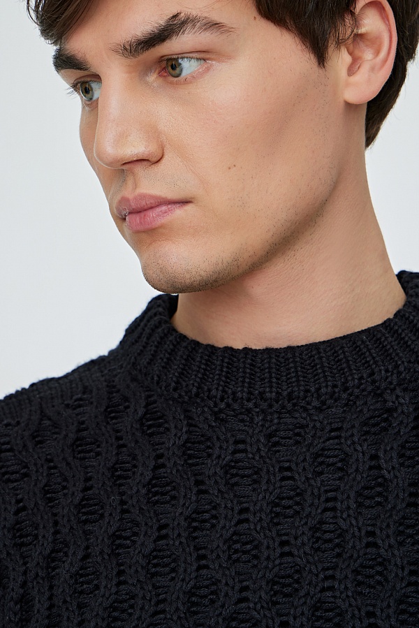 Черный свитер грубой вязки