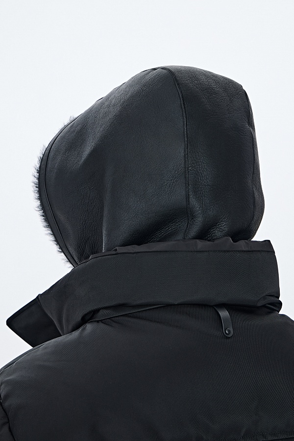 Черная пуховая куртка ADRIAN с капюшоном из натуральной овчины