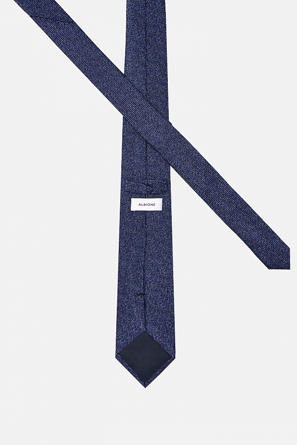 Синий галстук в мелкий узор