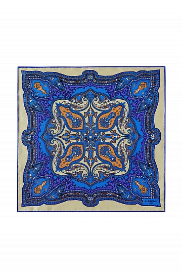 Светлый платок с синим орнаментом